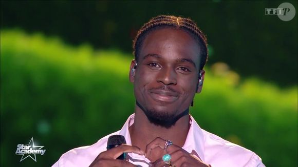 "Pour moi, les deux qui ont le plus de chances actuellement, ce sont Victor et Sarah. D'un point de vue évolution possible et popularité aux yeux du public, je dirai Jeanne et Anouk. Et mon petit joker, c’est Théo L.", a-t-il déclaré.

Capture d'écran de la "Star Academy" lors du premier prime sur TF1