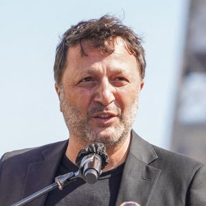 Le présentateur de télévision français Jacques Essebag, alias Arthur, alors que des personnes se rassemblent pour réclamer justice pour la défunte Sarah Halimi sur la place du Trocadéro à Paris, le 25 avril 2021. Photo de Francis Petit/ABACAPRESS.COM