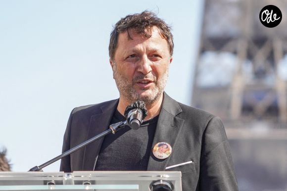 Le présentateur de télévision français Jacques Essebag, alias Arthur, alors que des personnes se rassemblent pour réclamer justice pour la défunte Sarah Halimi sur la place du Trocadéro à Paris, le 25 avril 2021. Photo de Francis Petit/ABACAPRESS.COM