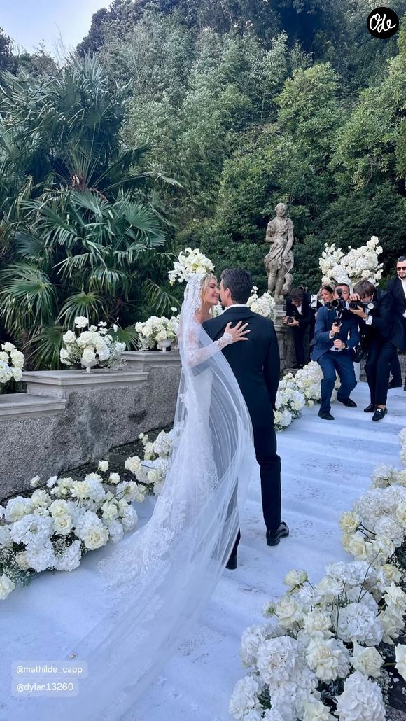 Pour cause, l'activité requiert un gainage en béton et un équilibre à toute épreuve. Une formalité visiblement pour le mari de Mathilde Cappelaere, qui affiche une maîtrise déconcertante sur sa photo.

Mariage de Dylan Deschamps et Mathilde Cappelaere, 28 septembre 2025