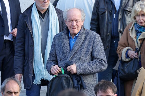 Luc Dardenne et son frère Jean-Philippe Dardenne à la sortie des obsèques d'Emilie Dequenne au cimetière Père Lachaise à Paris, France, le 26 mars 2025. © Cyril Moreau/Bestimage