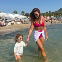 Vitaa en vacances en famille, elle affiche une superbe silhouette à la plage sur ses photos