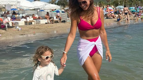 Vitaa en vacances en famille, elle affiche une superbe silhouette à la plage sur ses photos