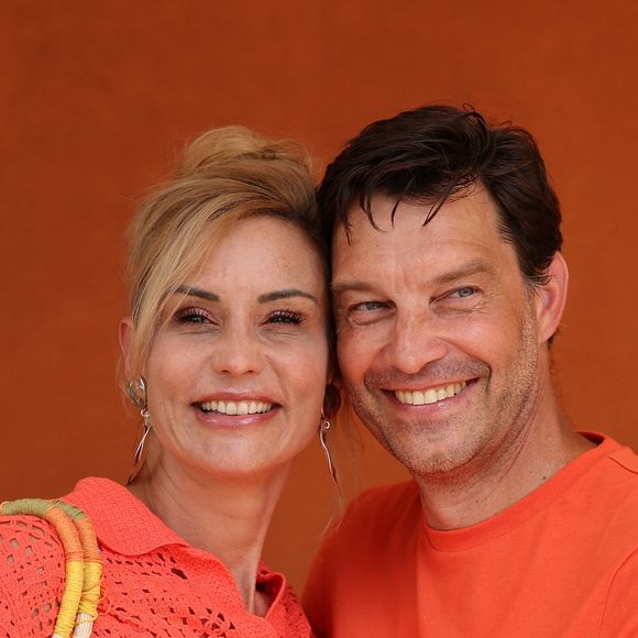 L'ancienne Miss France apparaît notamment avec une robe fleurie, un ensemble blanc et des tenues aux couleurs estivales.

Élodie Gossuin et son mari Bertrand Lacherie au photocall du village lors des Internationaux de France de Tennis de Roland-Garros 2026, à Paris, France, le 30 mai 2026.

© Dominique Jacovides/Bestimage



Photocall at the Roland Garros 2026 Tennis International Village, in Paris, France, on May 30, 2026.