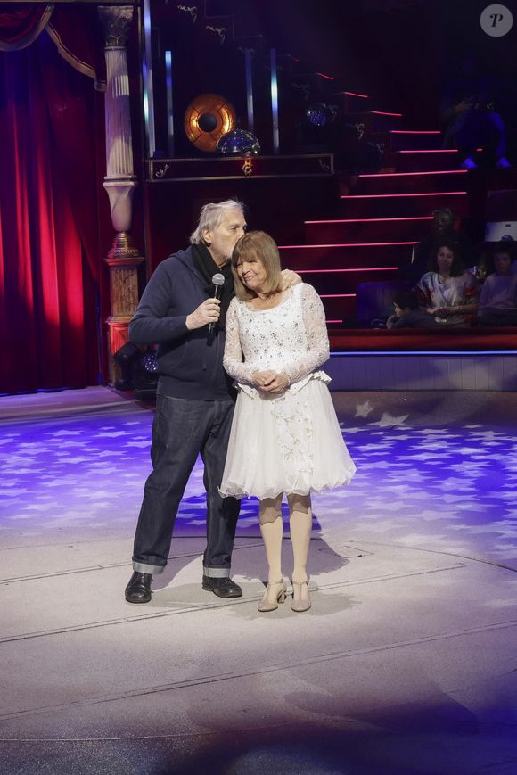 Stéphane Rolland et son mari Pierre, Jean-Jacques Debout, Chantal Goya, lors de la représentation pour Les Pièces Jaunes du Cirque Bouglione au Cirque d'Hiver organisée par le couturier Stéphane Rolland et Pierre Martinez, Paris, France, le 10 janvier 2026. © Jack Tribeca / Bestimage