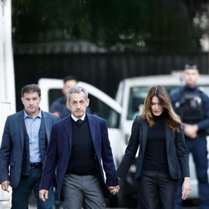 Nicolas Sarkozy, accompagné de sa femme Carla Bruni, sort de son domicile pour être incarcéré à la prison de La Santé à Paris le 21 octobre 2025.

© Moreau / Jacovides / Bestimage