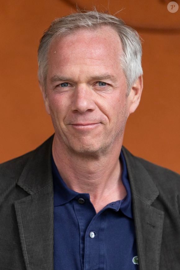 Alors qu’il s’apprête à quitter France 2, reste à savoir s’il assurera ou non l’intérim au 20 Heures cet été le temps que Léa Salamé prenne ses quartiers pour remplacer Anne-Sophie Lapix à la rentrée.

Julien Arnaud au village lors des Internationaux de France de Tennis de Roland Garros 2025. Paris, le 27 mai 2025. 
© Moreau / Jacovides / Bestimage