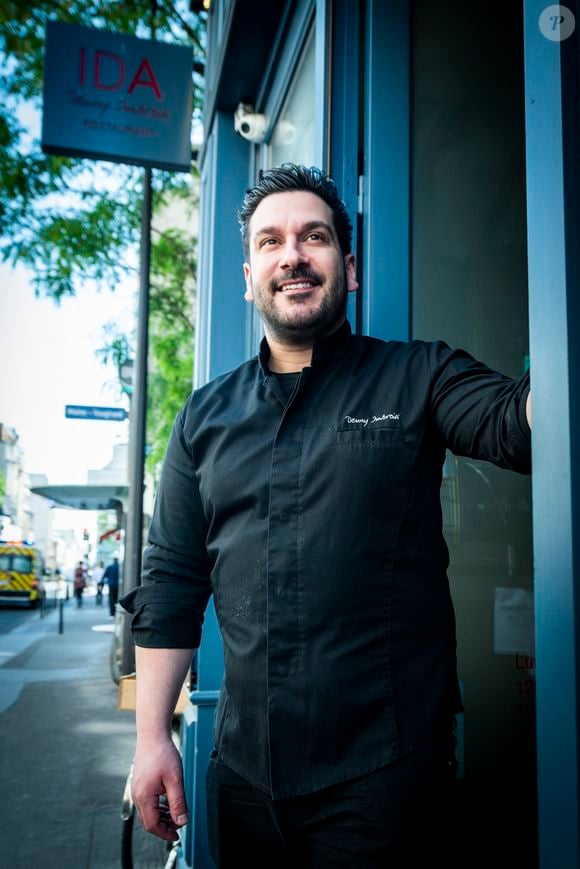Denny Imbroisi devrait continuer à mettre en avant la cuisine italienne au sein de la nouvelle version d'Ischia qui gardera son nom.
Le chef Denny Imbroisi (restaurant IDA) concocte des plateaux repas pour le personnel soignant de l'Hôpital Bicêtre AP-HP qui sont acheminés par l'association "Premiers de cordée" pendant l'épidémie de coronavirus (COVID-19) le 6 mai 2020.
© JB Autissier / Panoramic / Bestimage