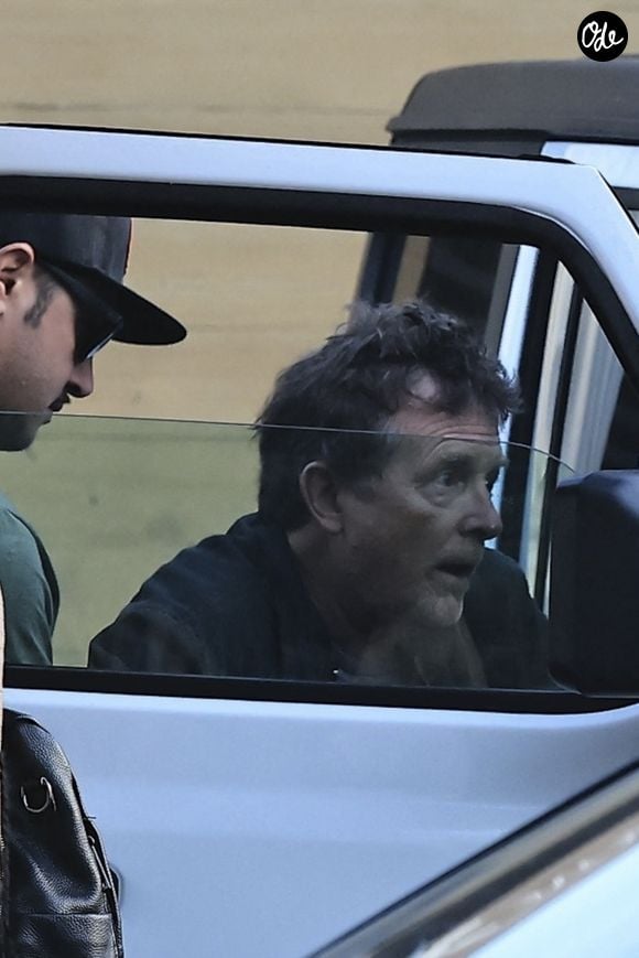 Exclusif - Michael J. Fox a été aperçu en train de quitter le restaurant Nobu à Malibu, aidé pour monter dans sa Jeep à Malibu.
Crédit : Backgrid USA / Bestimage