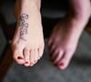 Marcher pieds nus permet de ressentir plus directement les différentes surfaces du sol.

Photo prise par Christina Victoria Craft / Unsplash