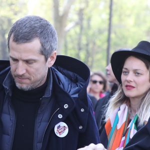 Marion Cotillard et son compagnon Guillaume Canet à la sortie de l'hommage à Agnès Varda dans la Cinémathèque française avant ses obsèques au cimetière du Montparnasse à Paris, le 2 avril 2019.