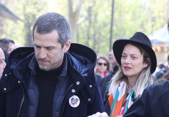 Marion Cotillard et son compagnon Guillaume Canet à la sortie de l'hommage à Agnès Varda dans la Cinémathèque française avant ses obsèques au cimetière du Montparnasse à Paris, le 2 avril 2019.