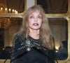 Les internautes ont été amusés de la voir parmi les fans de l’artiste.

Arielle Dombasle est élevée au rang d'Officière de l'ordre des Arts et Lettres au Ministère de la Culture à Paris le 08 Décembre 2025.

© Bertrand Rindoff / Bestimage