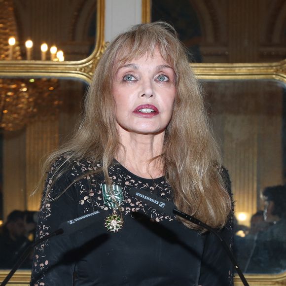 Les internautes ont été amusés de la voir parmi les fans de l’artiste.

Arielle Dombasle est élevée au rang d'Officière de l'ordre des Arts et Lettres au Ministère de la Culture à Paris le 08 Décembre 2025.

© Bertrand Rindoff / Bestimage