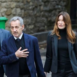 Nicolas Sarkozy, ancien président français, et son épouse Carla Sarkozy quittant leur domicile avant l'incarcération de l'ancien président dans l'affaire Kadhafi, à Paris, le 21 octobre 2025.Photos de Jérémy Paoloni/ABACAPRESS.COM