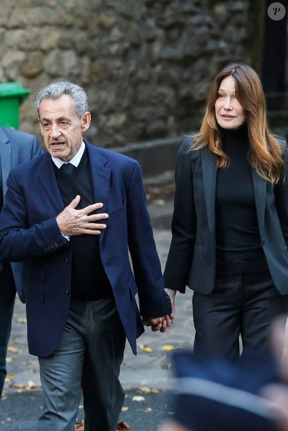 Nicolas Sarkozy, ancien président français, et son épouse Carla Sarkozy quittant leur domicile avant l'incarcération de l'ancien président dans l'affaire Kadhafi, à Paris, le 21 octobre 2025.Photos de Jérémy Paoloni/ABACAPRESS.COM