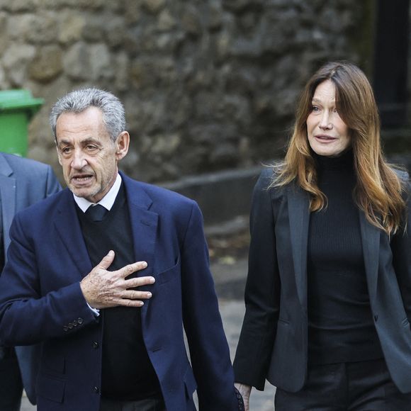 Nicolas Sarkozy, ancien président français, et son épouse Carla Sarkozy quittant leur domicile avant l'incarcération de l'ancien président dans l'affaire Kadhafi, à Paris, le 21 octobre 2025.Photos de Jérémy Paoloni/ABACAPRESS.COM
