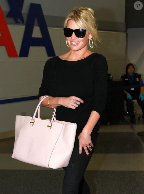 Jessica Simpson arrive à l'aéroport de New York, le 23 septembre 2014. FAMEFLYNET / BESTIMAGE