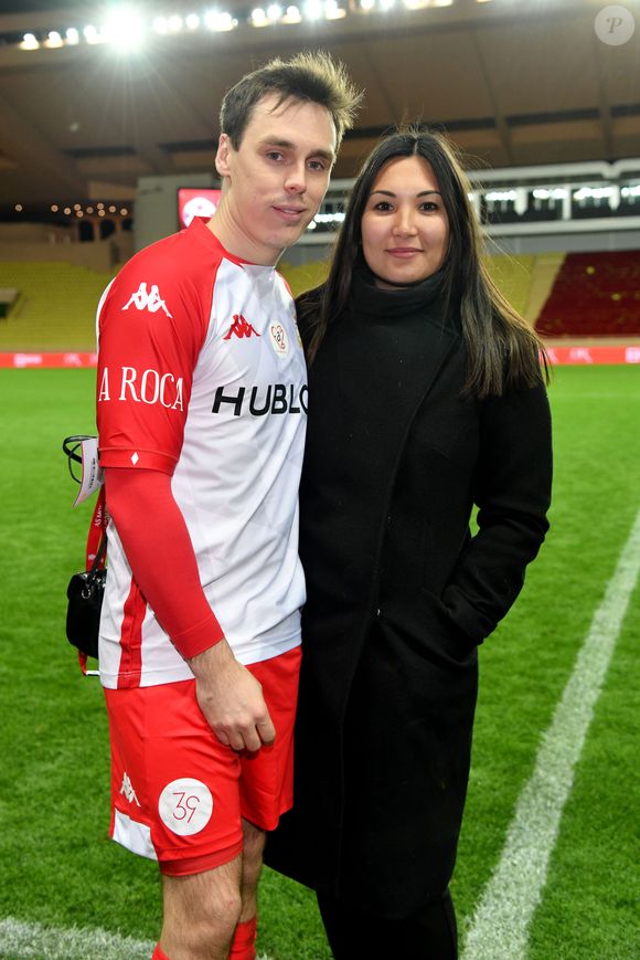 Si l'entreprenariat lui permet de mieux gérer ses horaires avec sa vie de maman, elle est catégorique sur une chose : elle ne travaillera pas avec famille ou amis
Louis Ducruet et sa femme Marie durant la première édition de la Fight Aids Cup, un match de football caritatif au stade Louis II le 20 janvier 2020, dans le cadre du Festival International du Cirque de Monte Carlo opposant l'équipe du prince Albert II de Monaco, les Barbagiuans, contre l'équipe de la princesse Stéphanie, l'équipe du Cirque. Ce match de charité a pour but de soutenir Fight Aids Monaco, association qui lutte contre le virus du VIH, soutenue par AS Monaco, et dont la princesse Stéphanie est la présidente. Dans l'équipe du prince, il y a notamment Didier Deschamps, Flavio Roma, Ludovic Giuly, Andrea Raggi, Marco Simone, Gael Givet, Sebastien Squilacci et en capitaine Louis Ducruet, ce qui n'a pas empeché la victoire après les penaltys, de l'équipe du cirque, renforcée par la présence de Patrick Viera, William Gallas, Olivier Dacourt ou Laure Boulleau, la seule fille sur le terrain. © Bruno Bebert/Bestimage