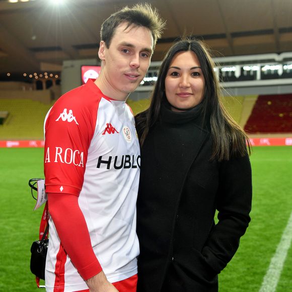Si l'entreprenariat lui permet de mieux gérer ses horaires avec sa vie de maman, elle est catégorique sur une chose : elle ne travaillera pas avec famille ou amis
Louis Ducruet et sa femme Marie durant la première édition de la Fight Aids Cup, un match de football caritatif au stade Louis II le 20 janvier 2020, dans le cadre du Festival International du Cirque de Monte Carlo opposant l'équipe du prince Albert II de Monaco, les Barbagiuans, contre l'équipe de la princesse Stéphanie, l'équipe du Cirque. Ce match de charité a pour but de soutenir Fight Aids Monaco, association qui lutte contre le virus du VIH, soutenue par AS Monaco, et dont la princesse Stéphanie est la présidente. Dans l'équipe du prince, il y a notamment Didier Deschamps, Flavio Roma, Ludovic Giuly, Andrea Raggi, Marco Simone, Gael Givet, Sebastien Squilacci et en capitaine Louis Ducruet, ce qui n'a pas empeché la victoire après les penaltys, de l'équipe du cirque, renforcée par la présence de Patrick Viera, William Gallas, Olivier Dacourt ou Laure Boulleau, la seule fille sur le terrain. © Bruno Bebert/Bestimage