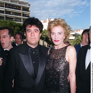 marquée par sa collaboration avec le réalisateur Pedro Almodovar.

Pedro Almodovar et Marisa Paredes au Festival de Cannes en 1999