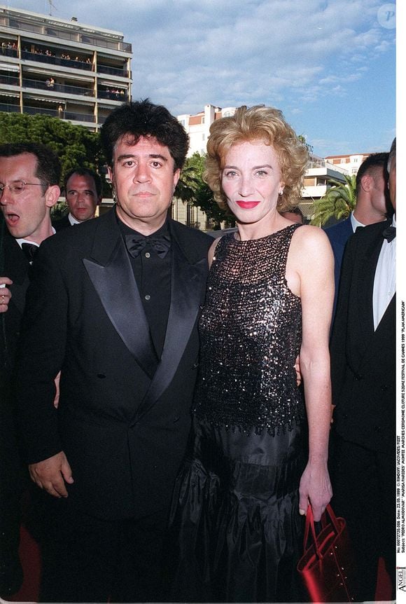 marquée par sa collaboration avec le réalisateur Pedro Almodovar.

Pedro Almodovar et Marisa Paredes au Festival de Cannes en 1999