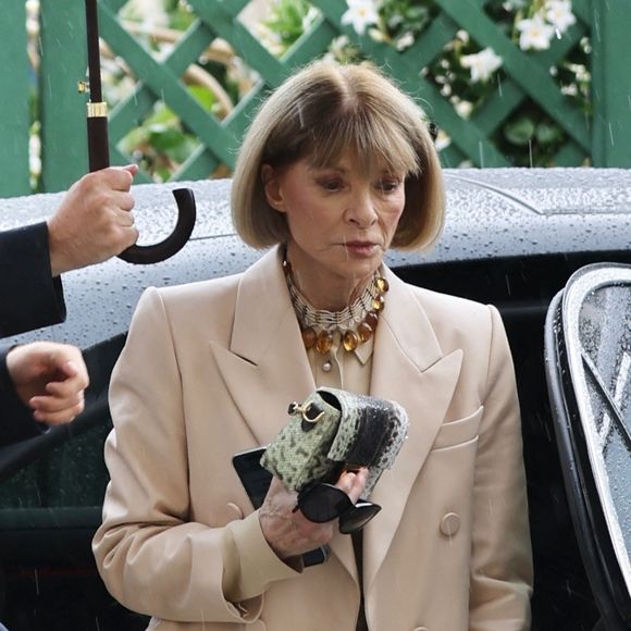 Anna Wintour a quitté son poste de rédactrice en chef de "Vogue US" après près de quatre décennies.

Anna Wintour arrive à l'hôtel Ritz à Paris @Backgrid USA / Bestimage