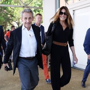 L'ancien président français Nicolas Sarkozy et sa femme Carla Bruni-Sarkozy arrivent à l'aéroport de Venise-Marco Polo et prennent un bateau-taxi lors du 80ème festival international du film de Venise, La Mostra, à Venise, Italie, le 2 septembre 2023. 

Backgrid UK/ Bestimage