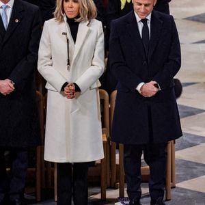 Un pigeon de Paris s'invite à la cérémonie aux côtés du président de la République française, Emmanuel Macron et de Brigitte Macron - Messe de consécration du mobilier liturgique de la cathédrale Notre-Dame de Paris, le 8 décembre 2024.
© Cyril Moreau / Bestimage