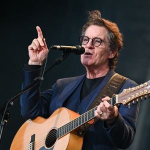 Le chanteur y préside L’association Musique et Culture d'Astaffort

Francis Cabrel sur la scène du festival des Francofolies 2021 à la Rochelle, le 12 juillet 2021. © MPP / Bestimage