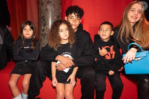 La petite sœur de Cristiano Jr, Eva, Mateo et Alana Martina a célébré ce grand jour entourée de ses camarades et de copines de sa maman.

Enfants Cristiano Ronaldo et Georgina Rodrigez au défilé Vetements mode femme automne / hiver 2024-2025 lors de la Fashion Week de Paris (PFW), au Pavillon Cambon , France, le 1er Mars 2024. 

© Jérémy Melloul/Bestimage