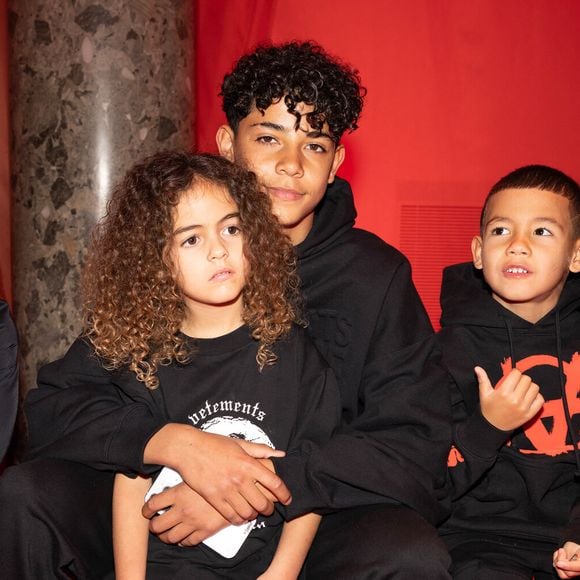 La petite sœur de Cristiano Jr, Eva, Mateo et Alana Martina a célébré ce grand jour entourée de ses camarades et de copines de sa maman.

Enfants Cristiano Ronaldo et Georgina Rodrigez au défilé Vetements mode femme automne / hiver 2024-2025 lors de la Fashion Week de Paris (PFW), au Pavillon Cambon , France, le 1er Mars 2024. 

© Jérémy Melloul/Bestimage
