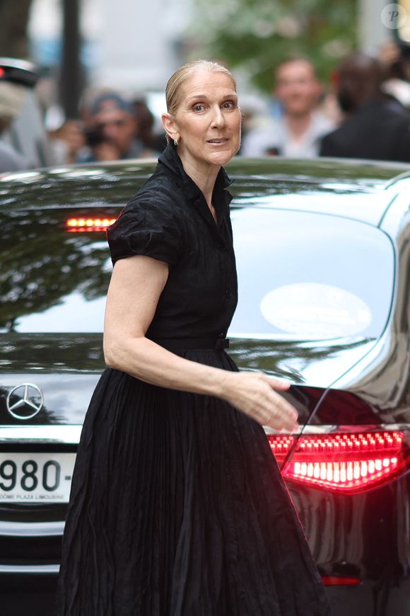 Elle a joué au golf et a même été filmée en train d'effectuer quelques pas de danse.

Céline Dion à la sortie de l'hôtel Royal Monceau à Paris avant l'ouverture des Jeux Olympiques (JO) de Paris 2024, à Paris, France, le 24 juillet 2024.
Agence/Bestimage