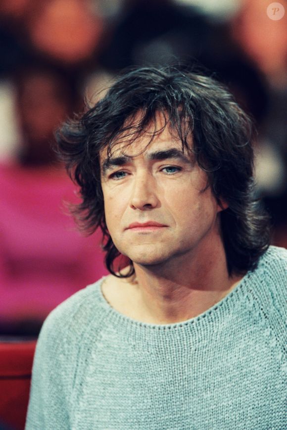 "La vie n’était pas forcément facile pour lui, à cette époque. Il était franchement déprimé parce qu’il galérait", se souvient-il. 

Archives - Jean-Louis Murat lors d'une émission "Vivement Dimanche" en 2000.  

Photo : JLPPA / Bestimage