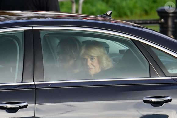 La reine Camilla arrive au palais de Buckingham à Londres, avant la cérémonie d'accueil par le roi Charles III de la visite d'État au Royaume-Uni de l'émir du Qatar, le cheikh Tamim bin Hamad Al Thani, et de son épouse, la cheikha Jawaher, le 3 décembre 2024.