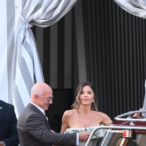 En effet, le patron d'Amazon et l'ancienne journaliste de Fox News se sont mariés à Venise

Jeff Bezos et sa femme Lauren Sanchez à la veille de leur cérémonie de mariage à Venise en Italie le jeudi 26 juin 2025.
Crédit : SGP / BESTIMAGE