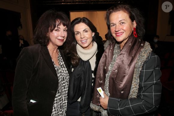 Exclusif - « les femmes de Jean-Loup » ; Julie Arnold, Caroline Barclay et Véronique Dabadie - Première soirée de la Pièce « Dabadie ou Les Choses de Nos Vies » au Théâtre de l'Atelier à Paris, France, le 6 Décembre 2022. 

© Bertrand Rindoff / Bestimage