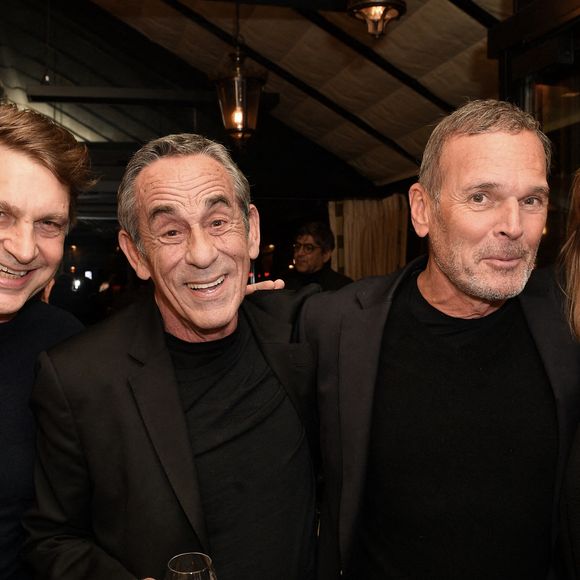 Exclusif - Didier Gustin, Thierry Ardisson, Laurent Baffie et Audrey Crespo-Mara - Laurent Baffie fête son succès littéraire "1 Million de livres vendus" aux Deux Magots à Paris le 8 mars 2023. © Veeren/Bestimage