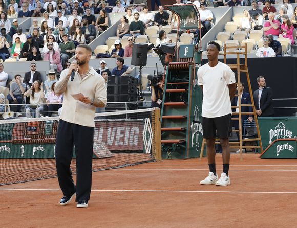 Le célèbre DJ Martin Solveig s'est installé derrière les platines pour faire vibrer les tribunes, tandis que les chanteurs Franglish et Matt Pokora ont transformé la terre battue en scène de concert. 

Matt Pokora, Gaël Monfils - Soirée "Gael & Friends" à Roland Garros sur le court Philippe Chatrierà Paris le 21 mai 2026. © Marc Ausset-Lacroix/Bestimage