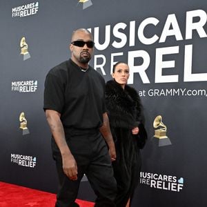 Kanye West et sa femme Bianca Censori ont été raccompagnés à la sortie des 67e Grammy Awards pour tenue indécente sur le tapis rouge, au Crypto.com Arena de Los Angeles, Californie, Etats-Unis, le 2 février 2025. © Axelle/BG/GoffPhotos/Bestimage