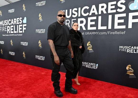 Kanye West et sa femme Bianca Censori ont été raccompagnés à la sortie des 67e Grammy Awards pour tenue indécente sur le tapis rouge, au Crypto.com Arena de Los Angeles, Californie, Etats-Unis, le 2 février 2025. © Axelle/BG/GoffPhotos/Bestimage