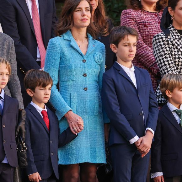 Charlotte Casiraghi, Balthazar Rassam, Raphaël Elmaleh dans la cour du palais princier le jour de la fête nationale de Monaco le 19 novembre 2024.

© Jean-Charles Vinaj / Pool Monaco / Bestimage