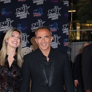 étaient souriants face à un autre ancien candidat de la Star Academy  : Quentin Mosimann, dit Mosimann qui a participé à la saison diffusée en 2007 et qui est devenu un grand DJ.

Nikos Aliagas et sa femme Tina Grigoriou au photocall de la 27ème édition des NRJ Music Awards au palais des Festivals de Cannes, France, le 31 octobre 2025. © Dominique Jacovides/Bestimage