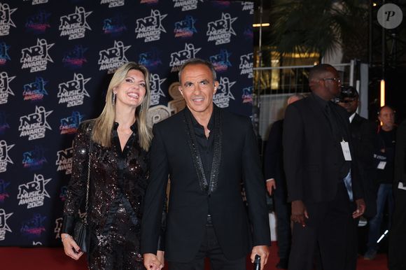 étaient souriants face à un autre ancien candidat de la Star Academy  : Quentin Mosimann, dit Mosimann qui a participé à la saison diffusée en 2007 et qui est devenu un grand DJ.

Nikos Aliagas et sa femme Tina Grigoriou au photocall de la 27ème édition des NRJ Music Awards au palais des Festivals de Cannes, France, le 31 octobre 2025. © Dominique Jacovides/Bestimage