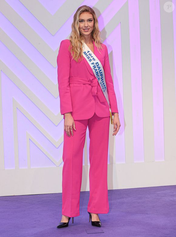 La jeune reine de beauté a représenté le Nord-Pas-de-Calais lors de l'élection de Miss France 2023

Agathe Cauet, Miss Nord-Pas-de-Calais, première dauphine au concours Miss France 2023 - Photocall de la soirée de clôture du festival Series Mania 2023 à Lille le 24 mars 2023.
© Stéphane Vansteenkiste / Bestimage