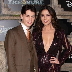 Dylan Michael Douglas and Catherine Zeta-Jones. - Première de "National Treasure: Edge of History” (Disney+) à Los Angeles, le 5 décembre 2022. (Backgrid USA / Bestimage).