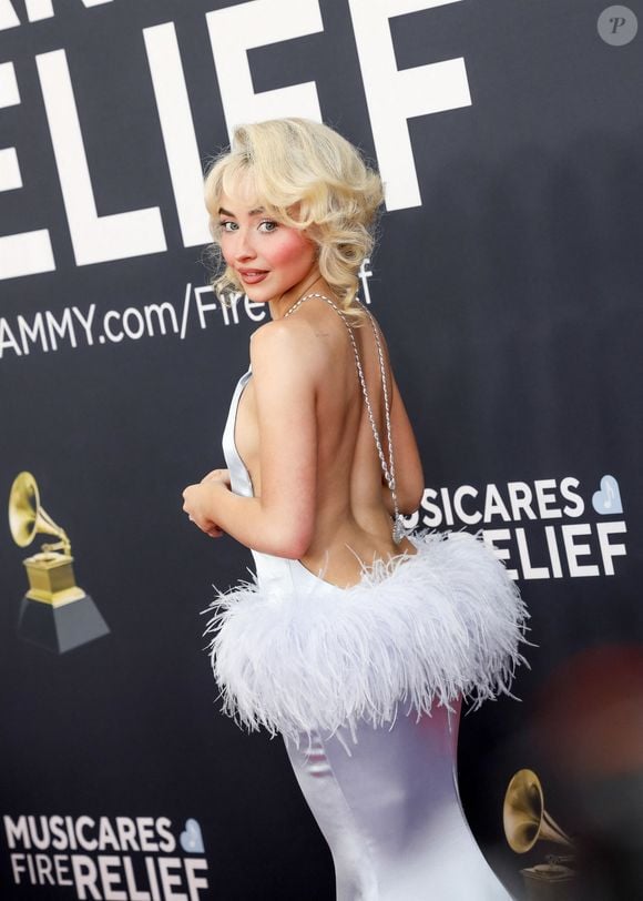 Sabrina Carpenter a fait sensation dans une superbe robe bleue en satin laissant apparaître un dos nu

Sabrina Carpenter - Photocall de la 67ème cérémonie des Grammy Awards 2025 à Los Angeles le 2 février 2025. Backgrid USA / Bestimage