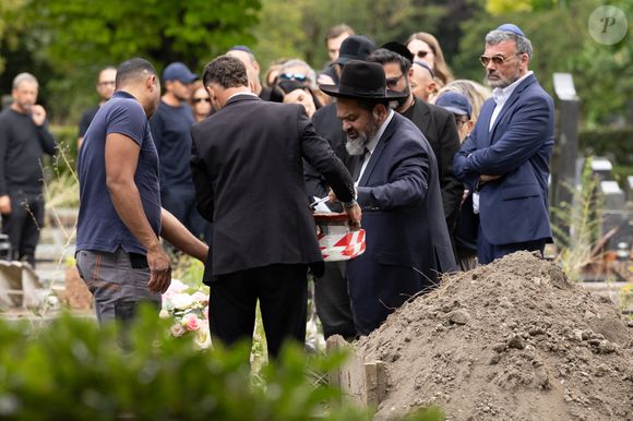Exclusif - Cédric Anthony, Xavier Anthony - Obsèques de Sabine Anthony au cimetière carré juif de Pantin, le 1er août 2025.
