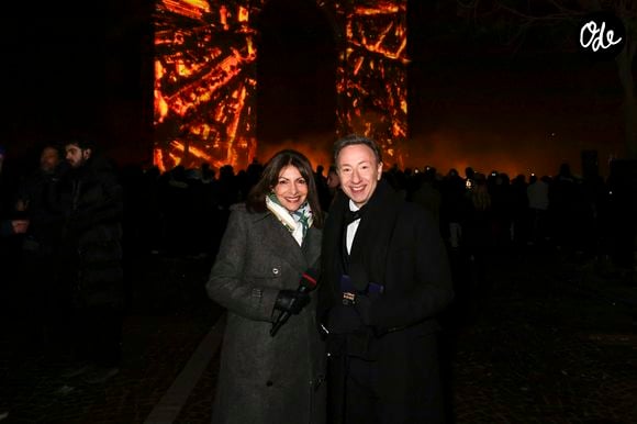 Stéphane Bern présente l’émission "La Grande Soirée du 31 de Paris" diffusée sur France 2 sur les Champs-Elysées, en présence de Anne Hidalgo et Gil Alma, à Paris, France, le 31 décembre 2025. 

Photo de Jack Tribeca/BHM/Bestimage