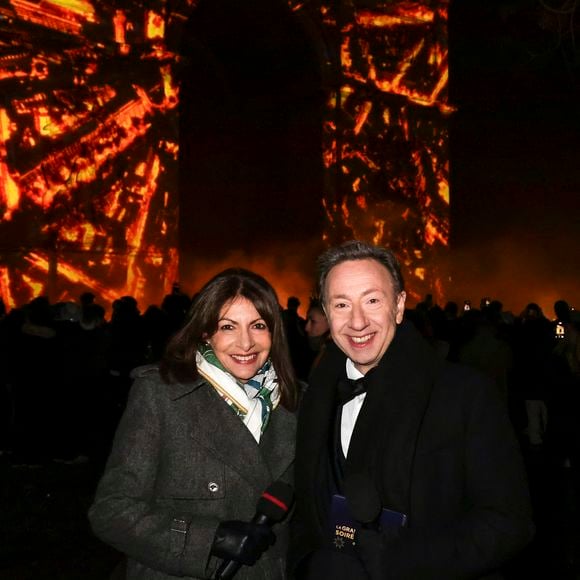 Stéphane Bern présente l’émission "La Grande Soirée du 31 de Paris" diffusée sur France 2 sur les Champs-Elysées, en présence de Anne Hidalgo et Gil Alma, à Paris, France, le 31 décembre 2025. 

Photo de Jack Tribeca/BHM/Bestimage